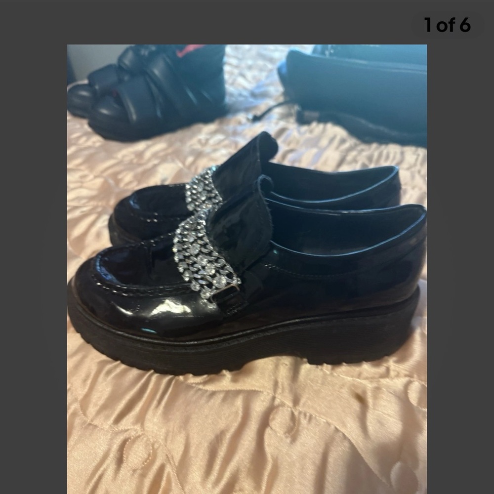 Steve Madden”Maybelle” Glossy Black Loafers with Metallic Chain